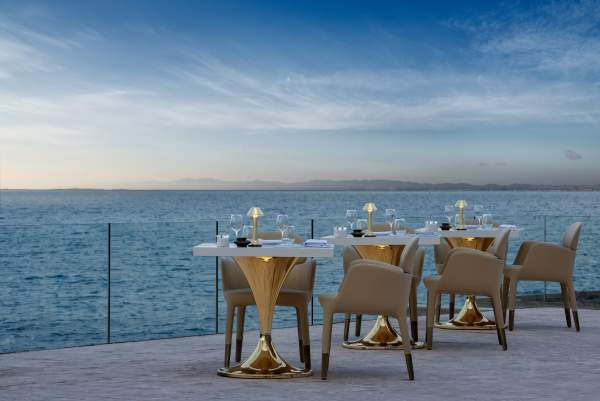 table du restaurant l'Assiette; restaurant sur la lagune de marchica, vue mer