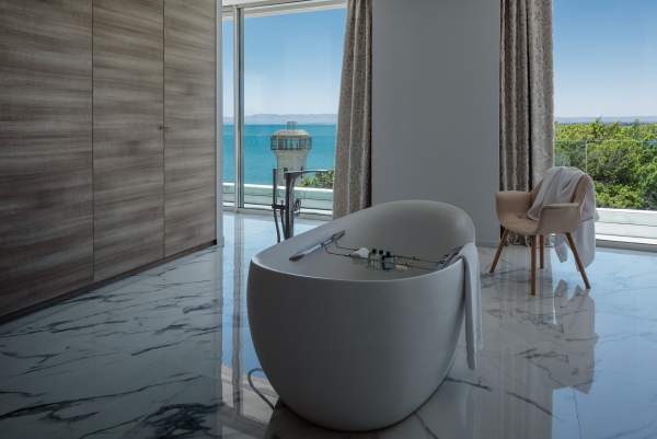 suite Real y cuarto de baño en Nador, Hotel 5 estrellas Marchica Lagoon Resort en Nador