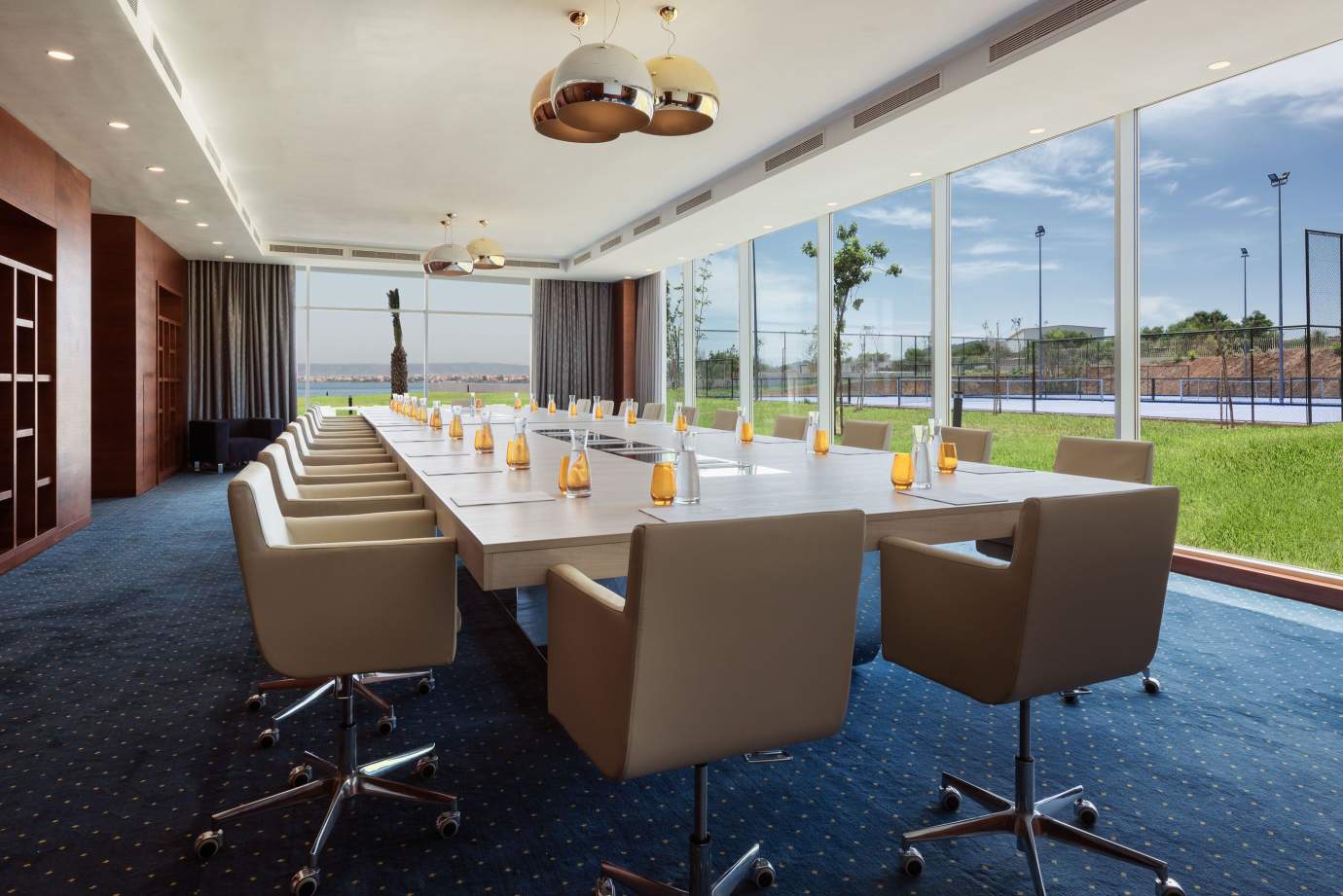 sala de seminarios con vistas de la laguna de Nador