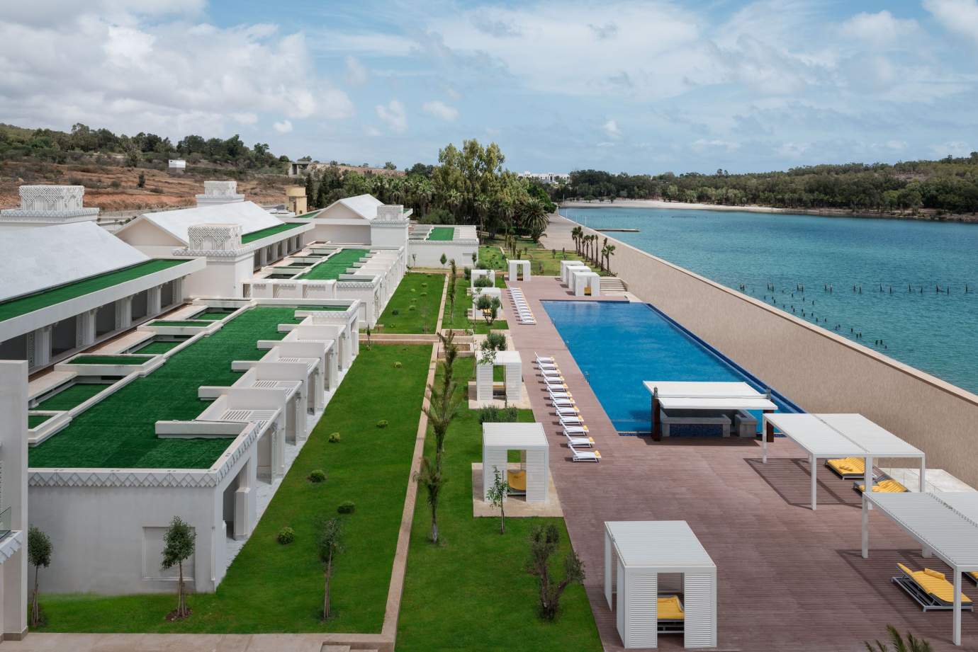 Hotel 5 étoiles Marchica Lagoon Resort à Nador vue extérieure sur la piscine et surla lagune de marchica