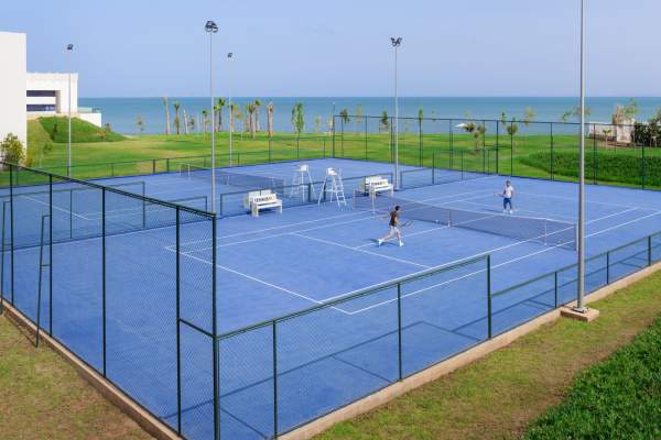 cours de tennis avec vue sur la lagune de Marchica, Hotel &amp; Spa Marchica Lagoon Resort à Nador