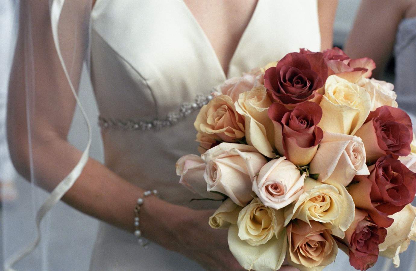 robe de mariée et bouquet de fleurs lors d'un mariage à nador